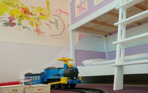 周末輕旅行：房間有滑梯和鞦韆的童話風親子民宿＋親子景點整理！